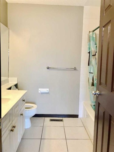 508 78 Avenue Sw, Calgary, AB - Indoor Photo Showing Bathroom