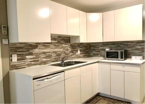 508 78 Avenue Sw, Calgary, AB - Indoor Photo Showing Kitchen With Double Sink