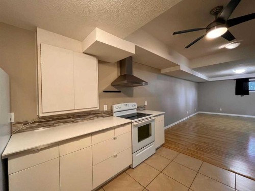 508 78 Avenue Sw, Calgary, AB - Indoor Photo Showing Kitchen