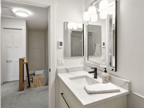 75 Woodacres Crescent Sw, Calgary, AB - Indoor Photo Showing Bathroom