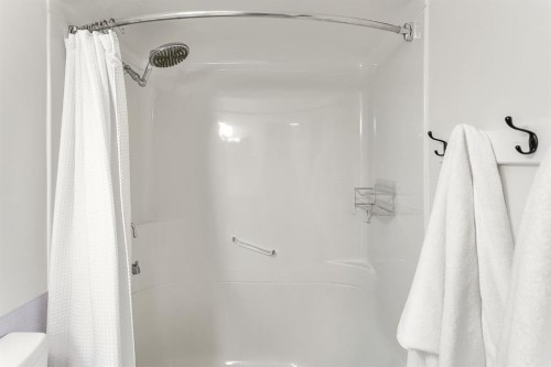 75 Woodacres Crescent Sw, Calgary, AB - Indoor Photo Showing Bathroom