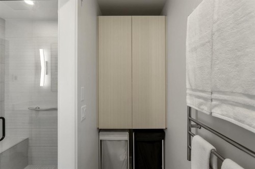 75 Woodacres Crescent Sw, Calgary, AB - Indoor Photo Showing Bathroom