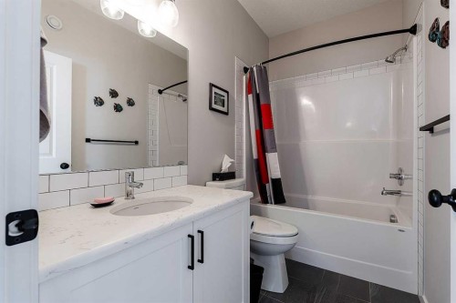 511 Kingsmere Way Se, Airdrie, AB - Indoor Photo Showing Bathroom