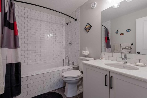 511 Kingsmere Way Se, Airdrie, AB - Indoor Photo Showing Bathroom