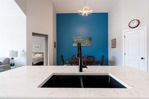 511 Kingsmere Way Se, Airdrie, AB - Indoor Photo Showing Kitchen