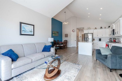 511 Kingsmere Way Se, Airdrie, AB - Indoor Photo Showing Living Room