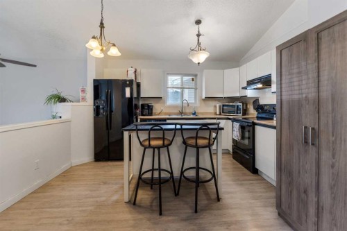 15 Erin Green Way Se, Calgary, AB - Indoor Photo Showing Kitchen