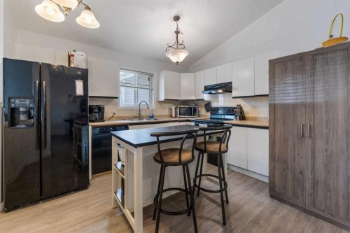 15 Erin Green Way Se, Calgary, AB - Indoor Photo Showing Kitchen