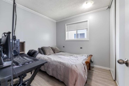 15 Erin Green Way Se, Calgary, AB - Indoor Photo Showing Bedroom