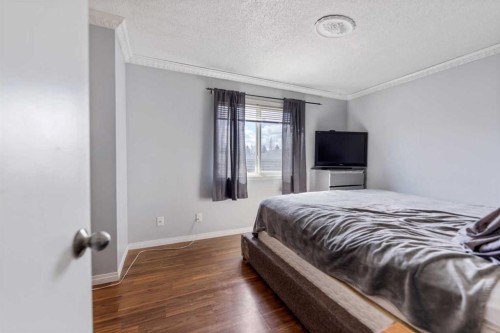 15 Erin Green Way Se, Calgary, AB - Indoor Photo Showing Bedroom