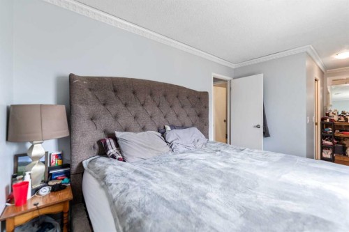 15 Erin Green Way Se, Calgary, AB - Indoor Photo Showing Bedroom
