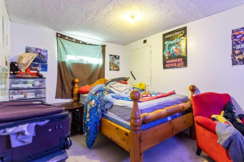 15 Erin Green Way Se, Calgary, AB - Indoor Photo Showing Bedroom