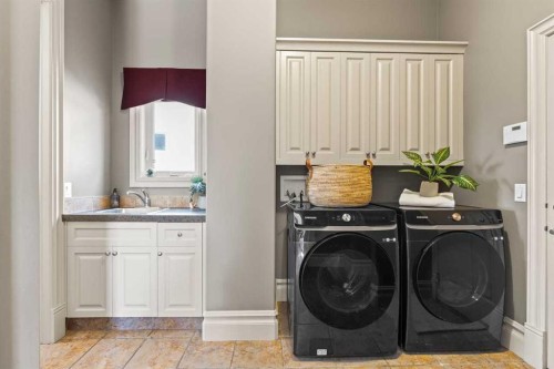 7 Royal Ridge Terrace Nw, Calgary, AB - Indoor Photo Showing Laundry Room