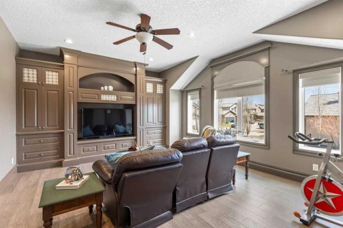 7 Royal Ridge Terrace Nw, Calgary, AB - Indoor Photo Showing Living Room