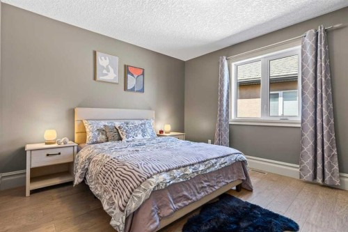 7 Royal Ridge Terrace Nw, Calgary, AB - Indoor Photo Showing Bedroom