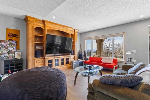 7 Royal Ridge Terrace Nw, Calgary, AB - Indoor Photo Showing Living Room