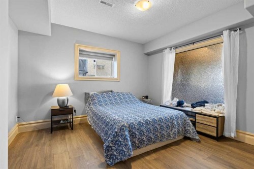 7 Royal Ridge Terrace Nw, Calgary, AB - Indoor Photo Showing Bedroom