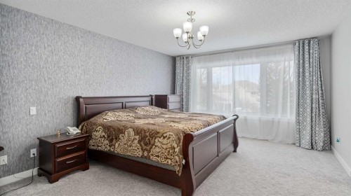 39 Mt Douglas Point Se, Calgary, AB - Indoor Photo Showing Bedroom