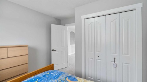 39 Mt Douglas Point Se, Calgary, AB - Indoor Photo Showing Bedroom