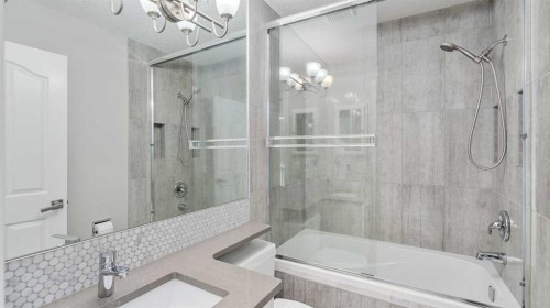 39 Mt Douglas Point Se, Calgary, AB - Indoor Photo Showing Bathroom