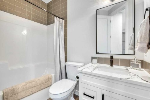 163 Lakewood Circle, Strathmore, AB - Indoor Photo Showing Bathroom