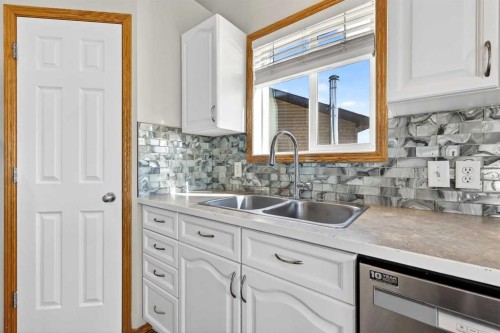 42 Strathford Close, Strathmore, AB - Indoor Photo Showing Kitchen With Double Sink
