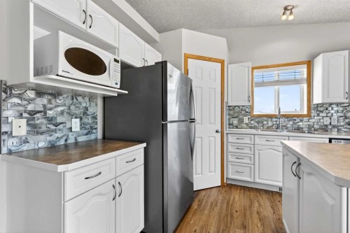 42 Strathford Close, Strathmore, AB - Indoor Photo Showing Kitchen With Double Sink