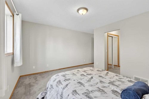 42 Strathford Close, Strathmore, AB - Indoor Photo Showing Bedroom