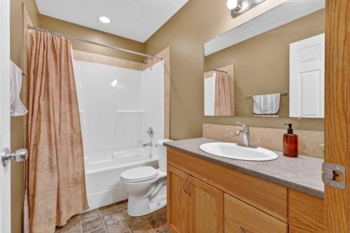 42 Strathford Close, Strathmore, AB - Indoor Photo Showing Bathroom