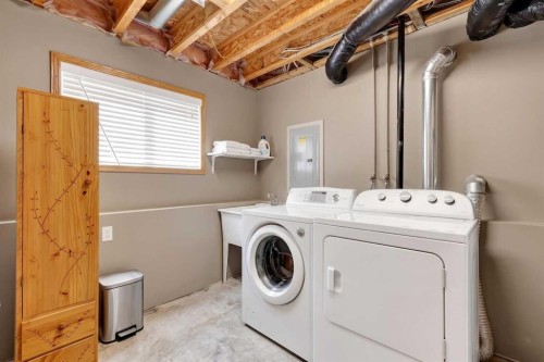 42 Strathford Close, Strathmore, AB - Indoor Photo Showing Laundry Room
