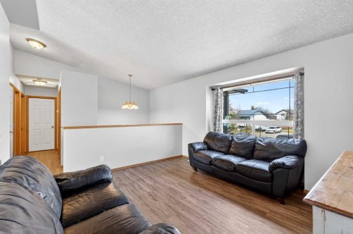 42 Strathford Close, Strathmore, AB - Indoor Photo Showing Living Room