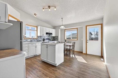 42 Strathford Close, Strathmore, AB - Indoor Photo Showing Kitchen