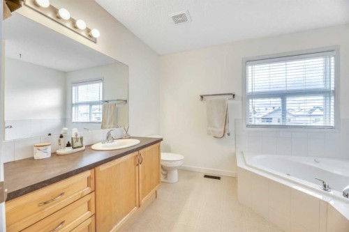 84 Evermeadow Manor Sw, Calgary, AB - Indoor Photo Showing Bathroom
