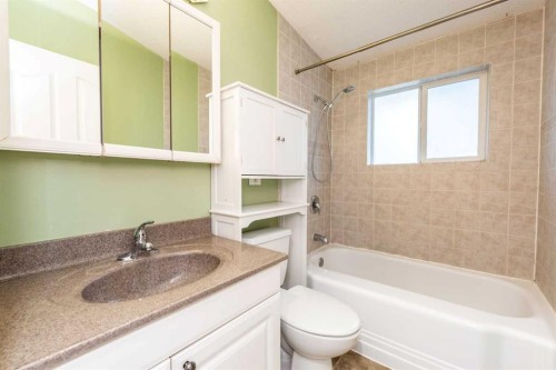 4628 Verona Drive Nw, Calgary, AB - Indoor Photo Showing Bathroom