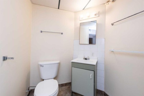 4628 Verona Drive Nw, Calgary, AB - Indoor Photo Showing Bathroom