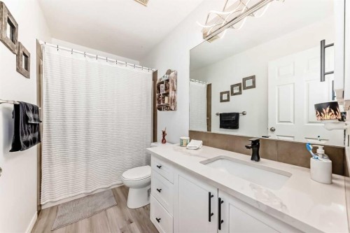 15 Spring Meadows Bay, Okotoks, AB - Indoor Photo Showing Bathroom