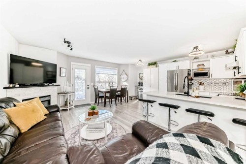15 Spring Meadows Bay, Okotoks, AB - Indoor Photo Showing Living Room