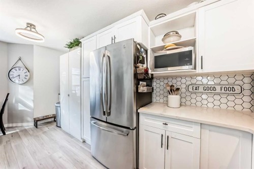 15 Spring Meadows Bay, Okotoks, AB - Indoor Photo Showing Kitchen