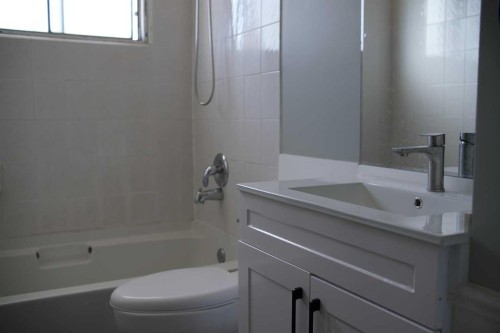 173 Gordon Drive Sw, Calgary, AB - Indoor Photo Showing Bathroom
