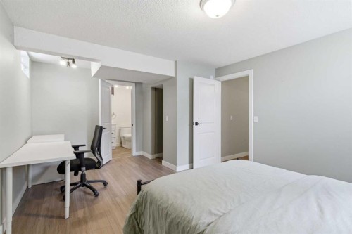 173 Gordon Drive Sw, Calgary, AB - Indoor Photo Showing Bedroom