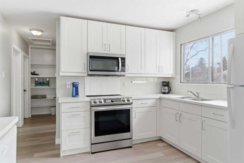 173 Gordon Drive Sw, Calgary, AB - Indoor Photo Showing Kitchen With Double Sink