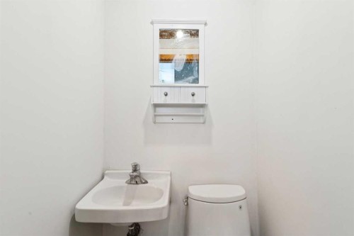 8312 47 Avenue Nw, Calgary, AB - Indoor Photo Showing Bathroom