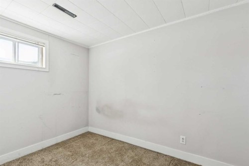 8312 47 Avenue Nw, Calgary, AB - Indoor Photo Showing Other Room