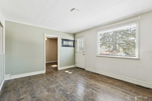 8312 47 Avenue Nw, Calgary, AB - Indoor Photo Showing Other Room