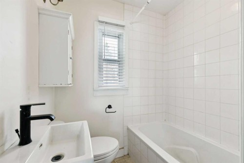 8312 47 Avenue Nw, Calgary, AB - Indoor Photo Showing Bathroom