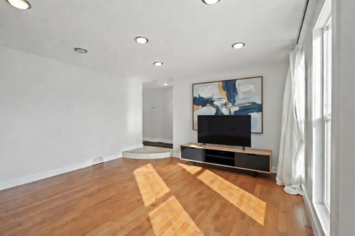 208 Woodpark Place Sw, Calgary, AB - Indoor