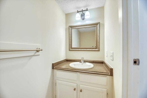 32 Midpark Drive Se, Calgary, AB - Indoor Photo Showing Bathroom