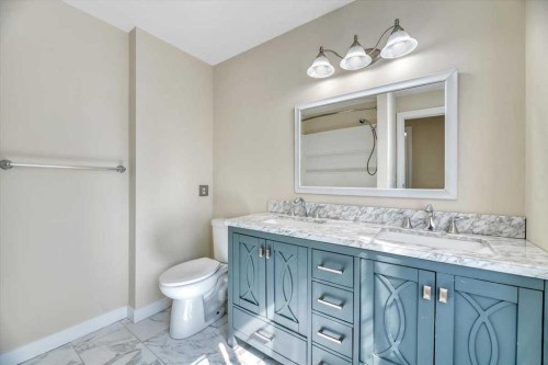 32 Midpark Drive Se, Calgary, AB - Indoor Photo Showing Bathroom