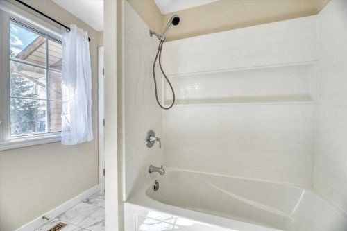 32 Midpark Drive Se, Calgary, AB - Indoor Photo Showing Bathroom