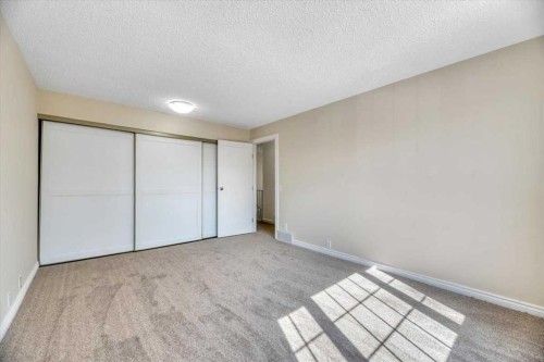 32 Midpark Drive Se, Calgary, AB - Indoor Photo Showing Other Room